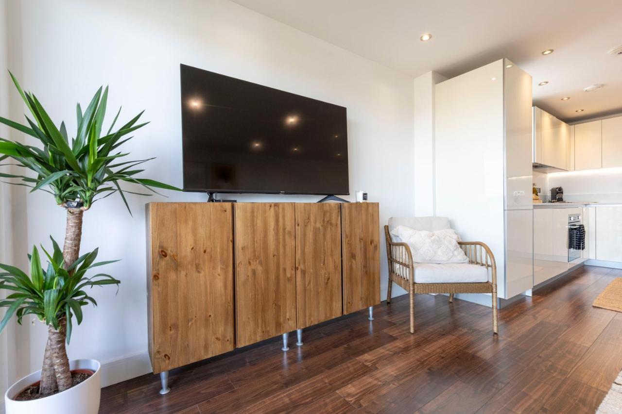 Modern Luxe Apt Just 10 Mins From Tower Bridge! Easy Access To Tube And Bus London Exterior photo